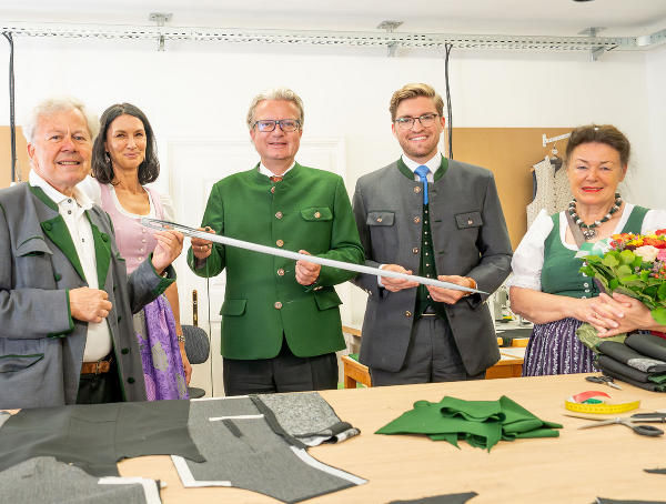 Landeshauptmann Christopher Drexler bei der Eröffnung der Herrenschneiderei des Steirischen Heimatwerks in der Grazer Sporgasse. © Land Steiermark  