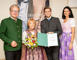 Barbara Koprivnik erhielt das Goldene Verdienstzeichen mit Smaragd des Österreichischen Heimatwerks. © Land Steiermark Barbara Koprivnik erhielt das Goldene Verdienstzeichen mit Smaragd des Österreichischen Heimatwerks.