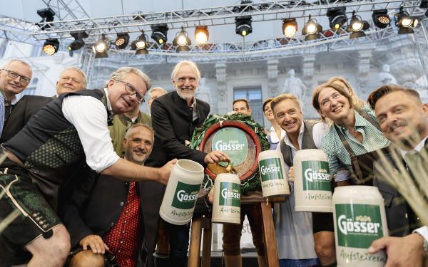 Gruppenfoto von der Aufsteirern-Eröffnung am Grazer Hauptplatz © Land Steiermark/Kanizaj; Verwendung bei Quellenangabe honorarfrei