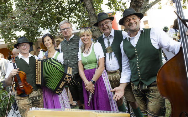 LH Drexler mit der „Knöpferlstreich“ im Garten des Volkskundemuseums © Land Steiermark/Kanizaj; Verwendung bei Quellenangabe honorarfrei