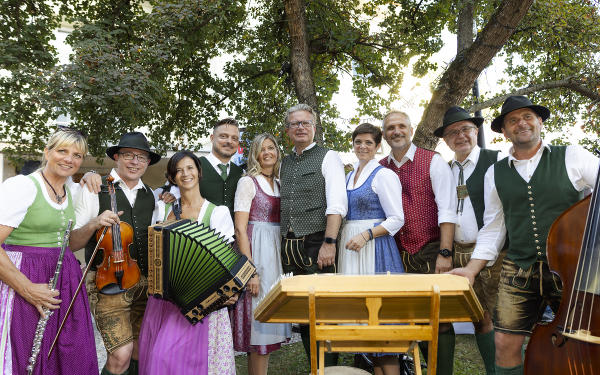 LH Drexler und die Aufsteirern-Organisatoren mit der „Knöpferlstreich“ im Garten des Volkskundemuseums © Land Steiermark/Kanizaj; Verwendung bei Quellenangabe honorarfrei