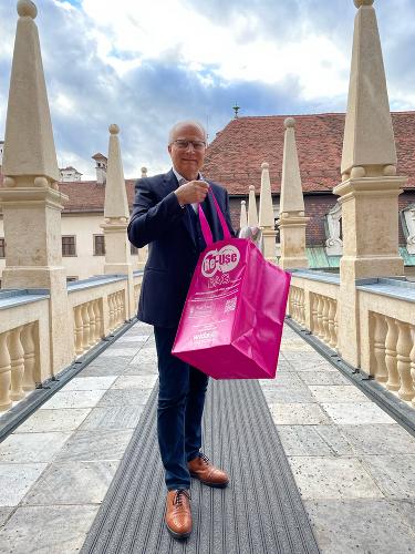 LR Hans Seitinger mit einem Re-Use-Bag. © Land Steiermark; Verwendung bei Quellenangabe honorarfrei