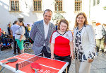 Sozialtag im Landhaushof: Special Olympics-Vizepräsident Phillipp Bodzenta und Soziallandesrätin Doris Kampus mit einer Sportlerin. © Land Steiermark/Robert Frankl; Verwendung bei Quellenanagabe honorarfrei