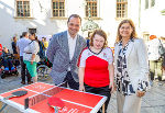 Sozialtag im Landhaushof: Special Olympics-Vizepräsident Phillipp Bodzenta und Soziallandesrätin Doris Kampus mit einer Sportlerin. © Land Steiermark/Robert Frankl; Verwendung bei Quellenanagabe honorarfrei