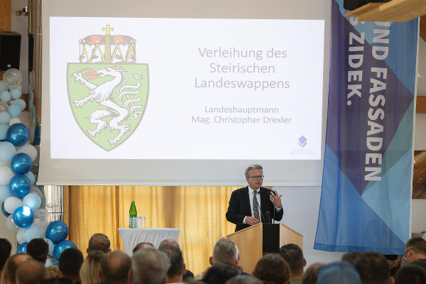In seiner Laudatio gratulierte LH Christopher Drexler zum verliehenen Landeswappen. © Foto:  derFlor; bei Quellenangabe honorarfrei