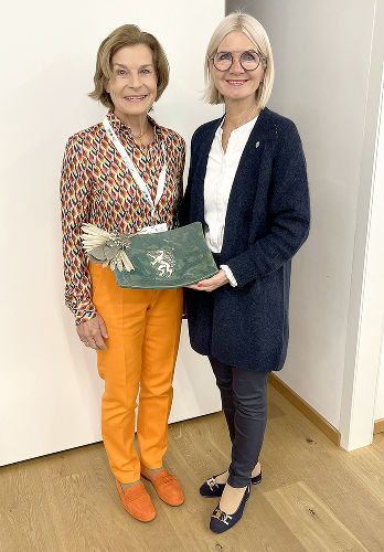 Die Zweite Landtagspräsidentin Gabriele Kolar (r.) überreichte der scheidenden Tierschutzombudsfrau Barbara Fiala-Köck (l.) ein Abschiedspräsent und gratulierte zur Fachtagung am Steiermarkhof. © Land Steiermark; Verwendung bei Quellenangabe honorarfrei