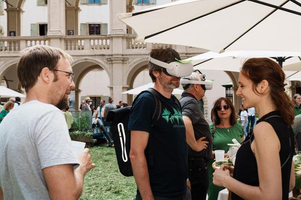 Mittels VR-Brillen kann man sich beim "Markt der Artenvielfalt" auf einen Streifzug durch das Wildnisgebiet begeben. © Naturparke Steiermark; Verwendung bei Quellenangabe honorarfrei