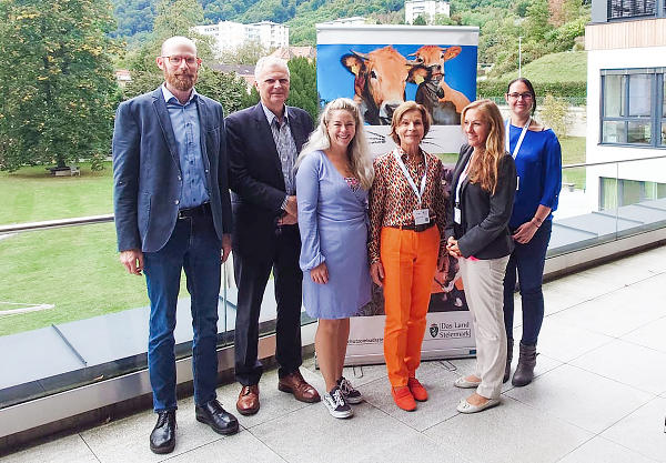 Die steirische Tierschutzombudsfrau mit den Referentinnen und Referenten der Fachtagung am Steiermarkhof: Martin Huth, Thomas Mühlbacher, Kathrin Jarz, Barbara Fiala-Köck, Birgit Stetina und Claudia Tatzl (v.l.). © Land Steiermark; Verwendung bei Quellenangabe honorarfrei