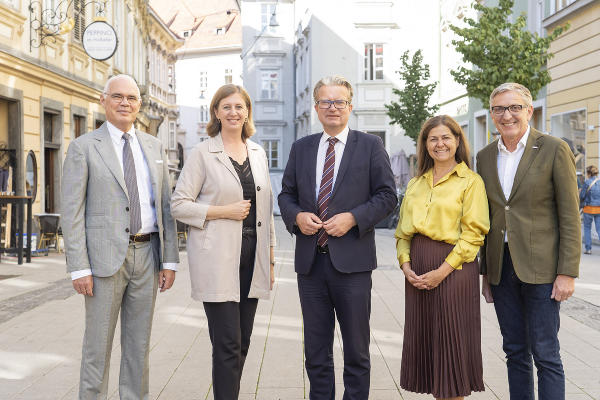 IV-Präsident Stefan Stolitzka, Wirtschaftslandesrätin Barbara Eibinger-Miedl, Landeshauptmann Christopher Drexler, Soziallandesrätin Doris Kampus und WKO-Präsident Josef Herk (v.l.) © Land Steiermark/Foto Fischer; Verwendung bei Quellenangabe honorarfrei