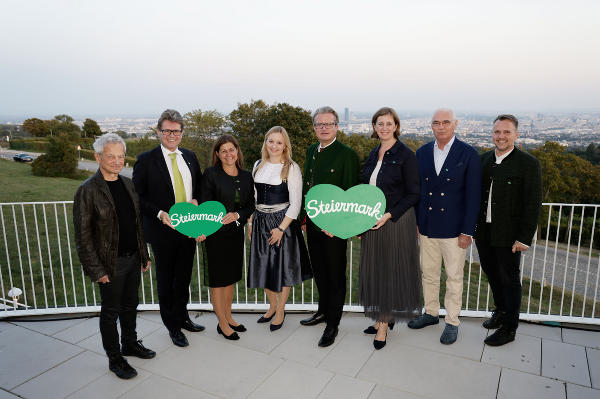 „Botschafter mit Herz" Boris Bukowski, Bildungsminister Martin Polaschek, Soziallandesrätin Doris Kampus, Katrin Hohensinner-Häupl (frutura), Landeshauptmann Christopher Drexler, Wirtschafts- und Tourismuslandesrätin Barbara Eibinger-Miedl, IV-Präsident Stefan Stolitzka und STG-GF Michael Feiertag (v.l.) © STG/Peter Trotz; bei Quellenangabe honorarfrei