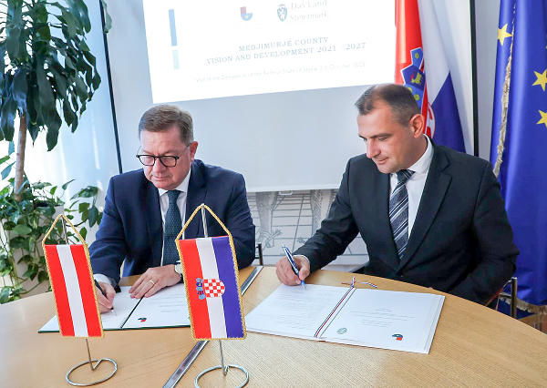 LR Werner Amon und Gespan Matija Posavec besiegelten die Partnerschaft zwischen der Steiermark und der kroatischen Region Međimurje. © Land Steiermark; Verwendung bei Quellenangabe honorarfrei