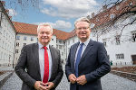 LH Christopher Drexler (r.) und LH-Stv. Anton Lang (l.) führen am 14. Oktober persönlich durch die Räumlichkeiten der Landesregierung in der Grazer Burg. © Land Steiermark/Robert Binder (Montage); Verwendung bei Quellenangabe honorarfrei