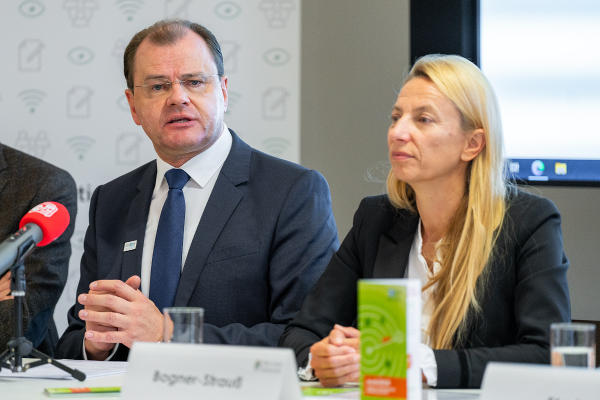 Walter Schippinger und LR Juliane Bogner-Strauß (v.l.) © Land Steiermark/Robert Binder; Verwendung bei Quellenangabe honorarfrei