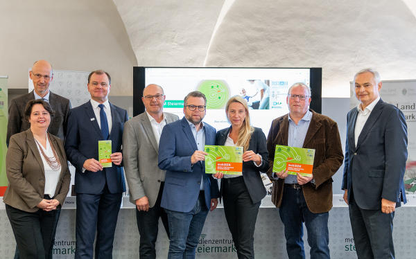 Vorstellung von „mobiREM“ im Medienzentrum Steiermark: Lisa Klasnic-Mistiloglou, Vinzenz Stepan (Elisabethinen), Walter Schippinger, Josef Harb, Hannes Schwarz, LR Juliane Bogner-Strauß, Michael Koren und Gerhard Stark (v.l.). © Land Steiermark/Robert Binder; Verwendung bei Quellenangabe honorarfrei