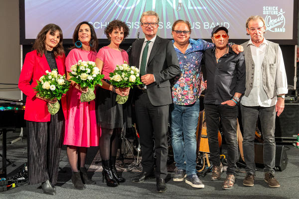 Benefizgala für die Krebshilfe: LH Christopher Drexler mit den "Schick Sisters" und "The Opus Band". © Land Steiermark/Robert Binder; Verwendung bei Quellenangabe honorarfrei
