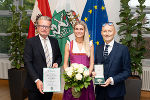 LH Christopher Drexler mit Denise und Michael Pachleitner (v.l.) bei der heutigen Auszeichnungsüberreichung in der Grazer Burg.