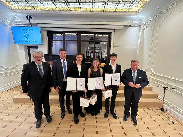 Landesrat Werner Amon mit der Jungmusikerin und den Jungmusikern bei der Preisverleihung im Steiermarkbüro in Brüssel. © Land Steiermark; bei Quellenangabe honorarfrei