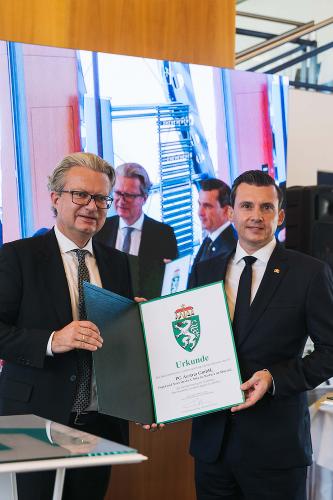 Landeshauptmann Christopher Drexler überreichte Geschäftsführer Rene Fink die hohe Landesauszeichnung. © PG Austria/steadymotion; bei Quellenangabe honorarfrei