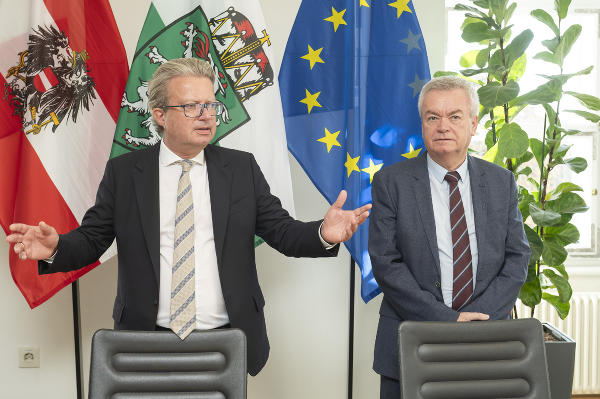 LH Drexler und LH-Stv. Lang zeigen den Gästen auf welchen Sesseln sie während der Regierungssitzung Platz nehmen © Land Steiermark/Foto Fischer; bei Quellenangabe honorarfrei