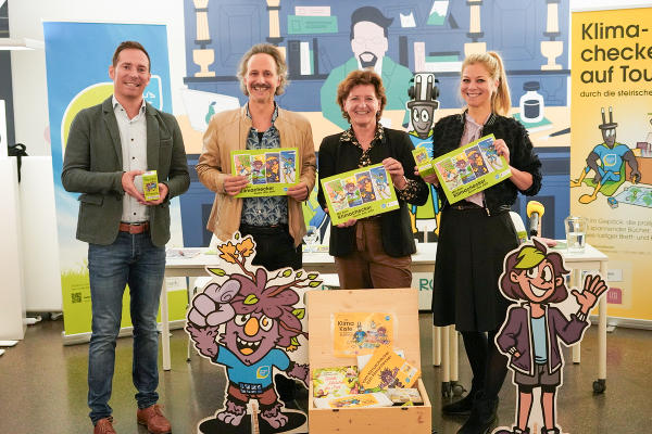 Präsentierten das neue Klimachecker-(Hörb-)Buch: Fritz Hofer (Klimabündnis), Michael Ostrowski, Ursula Lackner und Hilde Dalik (v.l.) © Land Steiermark/Christoph Purgstaller; Verwendung bei Quellenangabe honorarfrei