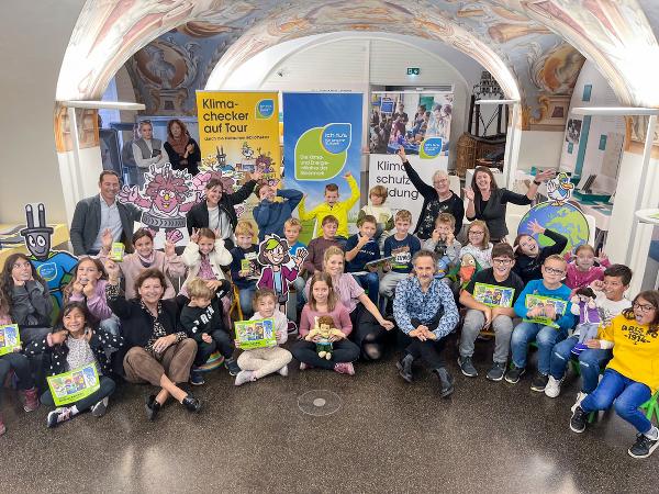 Das neue Buch wurde gleich einem Praxistest unterzogen. Urteil der Weizer Volksschülerinnen und Volksschüler: Super!Rückfragehinweis: © Land Steiermark/Christoph Purgstaller; Verwendung bei Quellenangabe honorarfrei