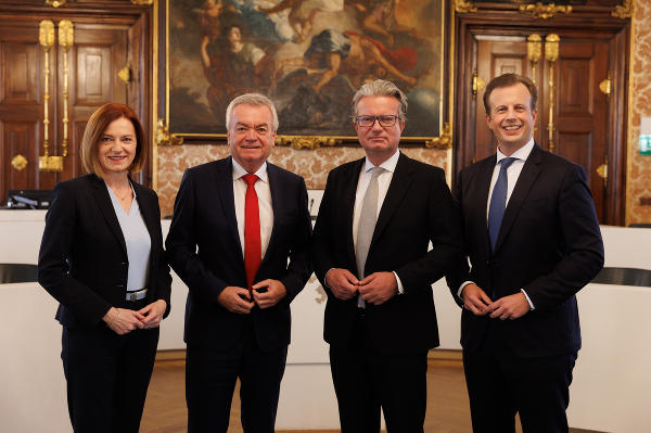 LH Christopher Drexler und LH-Stv. Anton Lang heißen die neuen Regierungsmitglieder Karlheinz Kornhäusl und Simone Schmiedtbauer willkommen. © Land Steiermark/Erwin Scheriau; Verwendung bei Quellenangabe honorarfrei