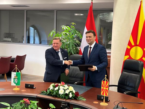 Europalandesrat Werner Amon und Außenminister Bujar Osmani bei der Unterzeichnung des Partnerschaftsabkommens in Skopje. © Land Steiermark; bei Quellenangabe honorarfrei