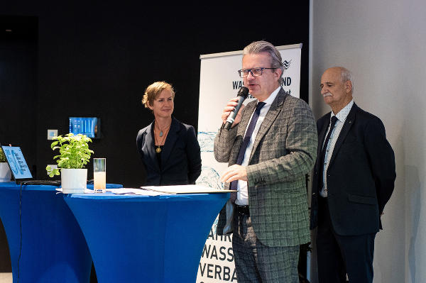 LH Christopher Drexler gratuliert dem Wasserverband Grazerfeld Südost zum steirischen Landeswappen © Simon Fortmüller; bei Quellenangabe honorarfrei