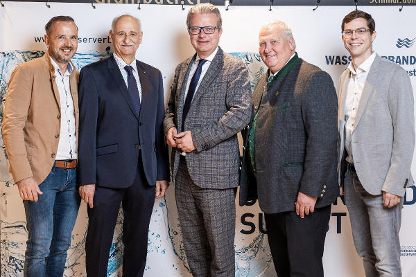 GF Dietmar Luttenberger, Obmann Johann Lendl (beide Wasserverband Grazerfeld Südost), LH Christopher Drexler, Obmann Anton Weber (Wasserverband Umland Graz), Obmannstellvertreter Jakob Binder (Wasserverband Grazerfeld Südost)  © Simon Fortmüller; bei Quellenangabe honorarfrei