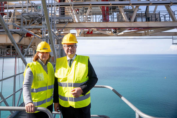 Botschafterin Ellison-Kramer und LH Drexler im Hafen Koper © Land Steiermark; bei Quellenangabe honorarfrei
