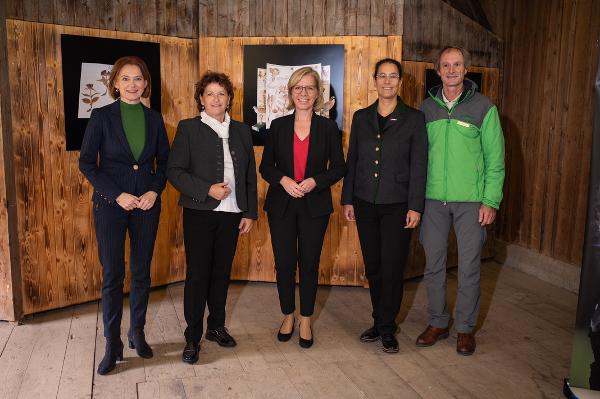 Landesrätin Simone Schmiedtbauer, Landesrätin Ursula Lackner, Klimaschutzministerin Leonore Gewessler, Judith Engel (ÖBB) und Nationalparkdirektor Herbert Wölger (v.l.). © BMK / Cajetan Perwein
