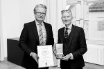 Landeshauptmann Christopher Drexler mit Michael Pachleitner bei der Überreichung des Großen Ehrenzeichens des Landes Steiermark am 10. Oktober 2023