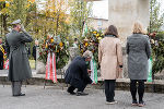 Landeshauptmann Christopher Drexler bei der Kranzniederlegung auf dem Zentralfriedhof in Graz.