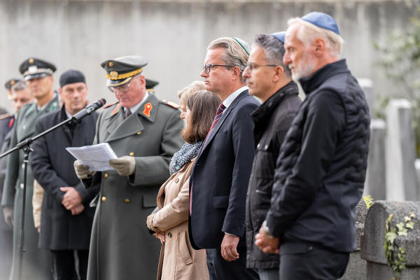 Landeshauptmann Christopher Drexler beim Gedenken auf dem jüdischen Friedhof in Graz. © Land Steiermark/ Binder