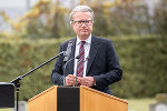 Landeshauptmann Christopher Drexler bei seiner Ansprache auf dem Grazer Zentralfriedhof.