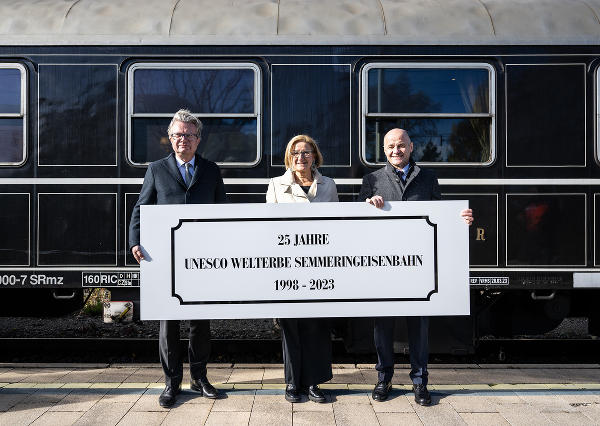 Landeshauptmann Christopher Drexler, Landeshauptfrau Johanna Mikl-Leitner und Semmering-Bürgermeister Hermann Doppelreiter (v.l.) bei der Feierstunde zum 25-jährigen Jubiläum der „UNESCO-Weltkulturerbestätte Semmeringbahn“. © NLK Pfeffer