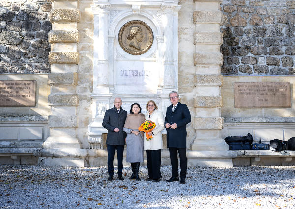 Bürgermeister Hermann Doppelreiter, Danielle Spera, Landeshauptfrau Johanna Mikl-Leitner und Landeshauptmann Christopher Drexler vor dem Carl Ritter von Ghega Denkmal. © NLK Pfeffer