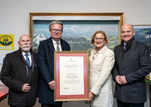Horst Schröttner, Obmann des Vereins „Freunde der Semmeringbahn“, Landeshauptmann Christopher Drexler, Landeshauptfrau Johanna Mikl-Leitner und Bürgermeister Hermann Doppelreiter (v.l.) mit dem Abkommen zur „UNESCO-Welterbestätte Semmeringbahn“ im Informationszentrum am Bahnhof Semmering. © NLK