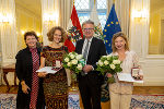 Überreichung des Österreichischen Ehrenkreuzes für Wissenschaft und Kunst I. Klasse: LR Ursula Lackner, Nora Schmid, LH Christopher Drexler und Iris Laufenberg (v.l.). © Land Steiermark/Robert Frankl; Verwendung bei Quellenangabe honorarfrei