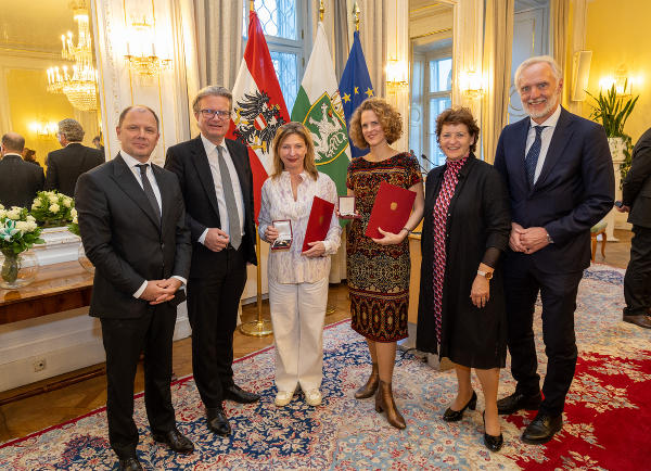 Ehrenkreuz-Überreichung im Weißen Saal der Grazer Burg: Bernhard Rinner, LH Christopher Drexler, Iris Laufenberg,  Nora Schmid, LR Ursula Lackner und Stadtrat Günter Riegler (v.l.). © Land Steiermark/Robert Frankl; Verwendung bei Quellenangabe honorarfrei