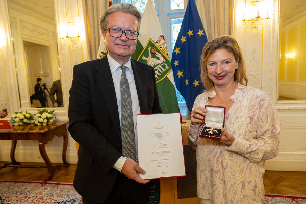 LH Christopher Drexler überreichte das Österreichische Ehrenkreuzes für Wissenschaft und Kunst I. Klasse an Iris Laufenberg. © Land Steiermark/Robert Frankl; Verwendung bei Quellenangabe honorarfrei