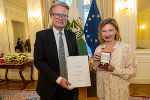 LH Christopher Drexler überreichte das Österreichische Ehrenkreuzes für Wissenschaft und Kunst I. Klasse an Iris Laufenberg.