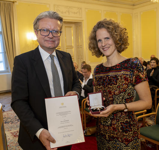 LH Christopher Drexler überreichte das Österreichische Ehrenkreuzes für Wissenschaft und Kunst I. Klasse an Nora Schmid. © Land Steiermark/Robert Frankl; Verwendung bei Quellenangabe honorarfrei