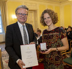LH Christopher Drexler überreichte das Österreichische Ehrenkreuzes für Wissenschaft und Kunst I. Klasse an Nora Schmid.