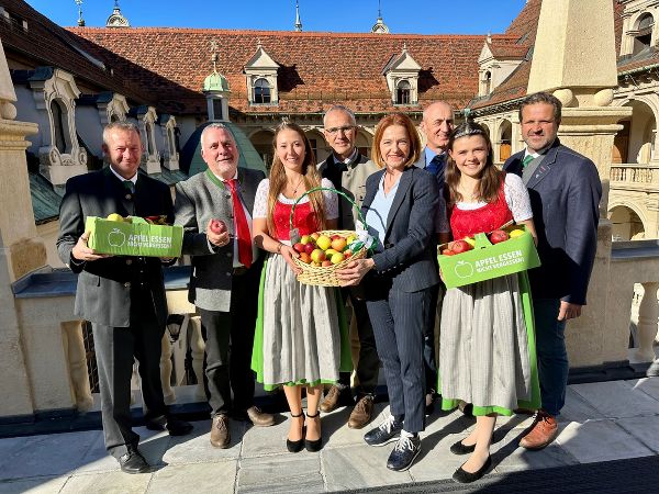 Landesrätin Simone Schmiedtbauer mit der Delegation der steirischen Obstbauwirtschaft angeführt von den Apfelhoheiten. © Land Steiermark