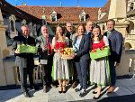 Landesrätin Simone Schmiedtbauer mit der Delegation der steirischen Obstbauwirtschaft angeführt von den Apfelhoheiten.