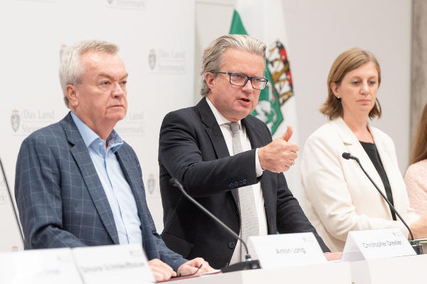 LH Christopher Drexler, LH-Stv. Anton Lang (l.) und LR Barbara Eibinger-Miedl bei der Pressekonferenz in Stainz. © Land Steiermark