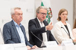 LH Christopher Drexler, LH-Stv. Anton Lang (l.) und LR Barbara Eibinger-Miedl bei der Pressekonferenz in Stainz.