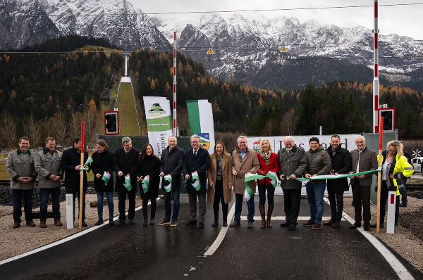 Landeshauptmann Christopher Drexler (8.v.l.) und Verkehrsreferent LH-Stv. Anton Lang (10.v.l.) bei der feierlichen Verkehrsfreigabe auf der B 145. © Land Steiermark; bei Quellenangabe honorarfrei