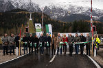 Landeshauptmann Christopher Drexler (8.v.l.) und Verkehrsreferent LH-Stv. Anton Lang (10.v.l.) bei der feierlichen Verkehrsfreigabe auf der B 145. © Land Steiermark; bei Quellenangabe honorarfrei